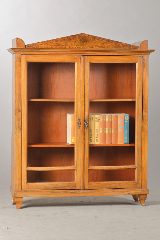 kl. Vitrine, Korpus um 1800, Umgebaut zum eigenständigen Möbel, 2-türig, Innen 2 Einlegeböden, Spitzgiebel aus der Zeit, Türen mit alter ...