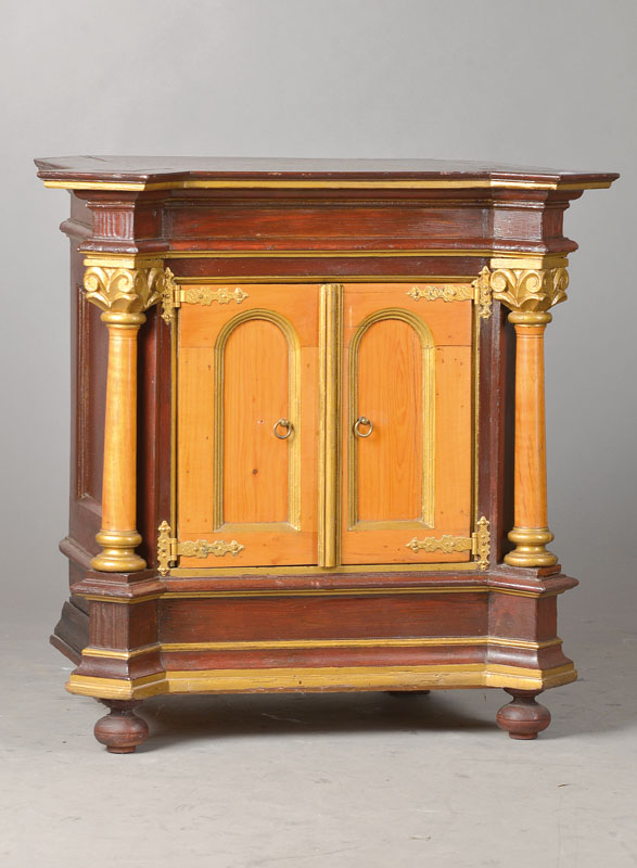 Barschränkchen, um 1880/90, wohl ursprünglich kl. Sakristeischränkchen, Weichholz gefaßt, 2-türig, Ecken hervorspringend verkröpft mit 2 ...