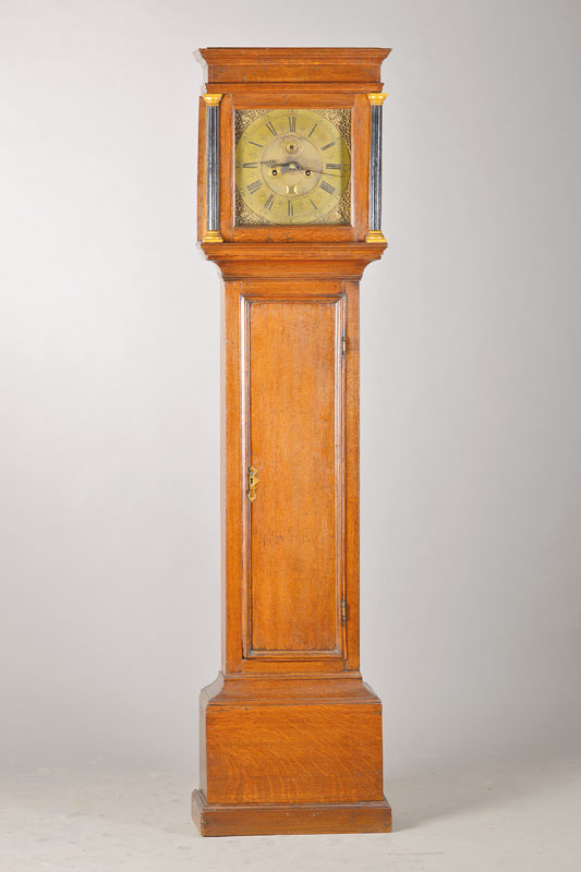 Standuhr, England, um 1820, Holzgehäuse profiliert, ebonisierte und kannelierte Dreiviertelsäulen flankieren das Uhrwerk, dreiseitig verglast, ...