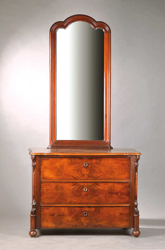 Kommode mit Spiegel, norddeutsch um 1860/70, Louis-Philippe, Mahagoni z.T. fugenförmig verlegt, allseitig geschweift u. an den Ecken verkröpft, ...