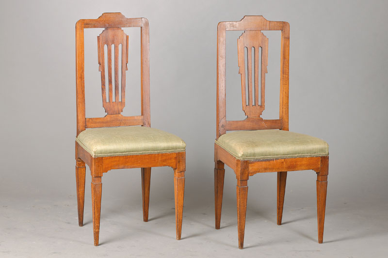 Paar Stühle, südwestdeutsch, um 1780/90, Nussbaum massiv, Rückenlehne in stilisierter Vasenversproßung mit kannelurenartiger Durchbrucharbeit, ...