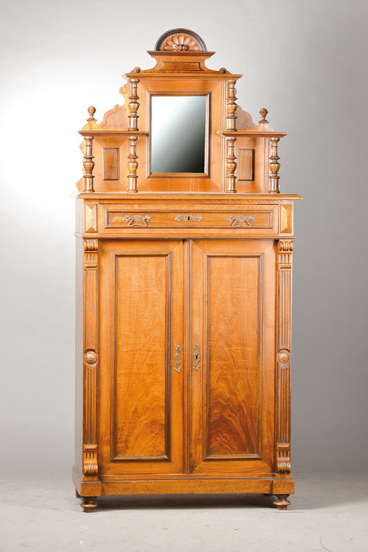 Aufsatzvertiko, deutsch, um 1880/90, Nussbaum massiv u. furniert auf Eiche- u. Weichholzkorpus, 2-türig u. 1-schübig, podestartiger Aufsatz mit ...