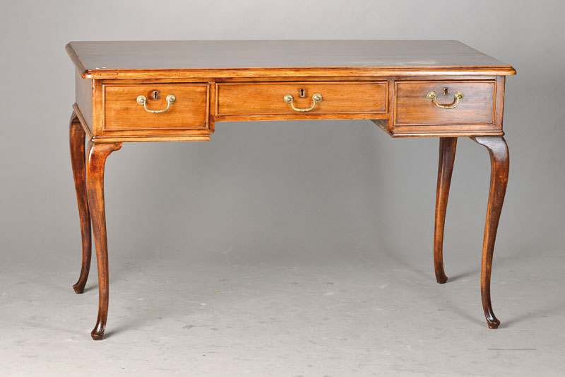Englisches Bureau-plat, im Queen-Anne-Stil, um 1900, Mahagoni massiv, 3-schübig mit orig. Beschlägen, geschwungene Beine in Buche massiv, frei ...
