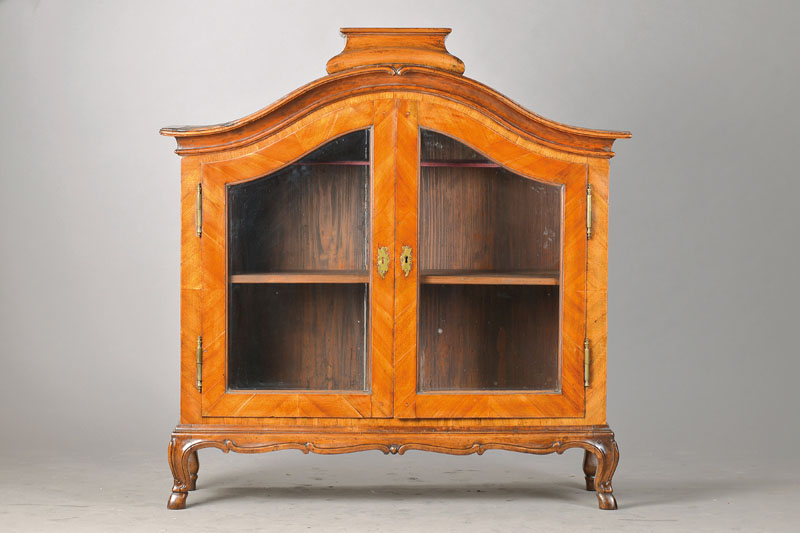 Vitrine mit Unterbau, mittel- bis süddeutsch, um 1740/50, 2-türig, alt verglast, Nussbaum furniert u. massiv auf Weichholzkorpus, Innen 2 ...