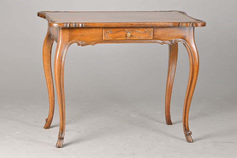 Tischchen im Barockstil, um 1900, Nussbaum massiv, z.T. auf Eichekorpus, allseitig geschwungene Form nach barockem Vorbild, Zargenschub, Plattenkante ...