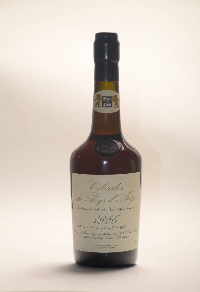 1 Flasche 1966 Calvados du Pays d'Auge, Abstand zwischen Wein u. Kapsel: ca. 3 cm, ca.70 cl, 1966 in die Flasche abgefüllt, in Originalkarton, ...