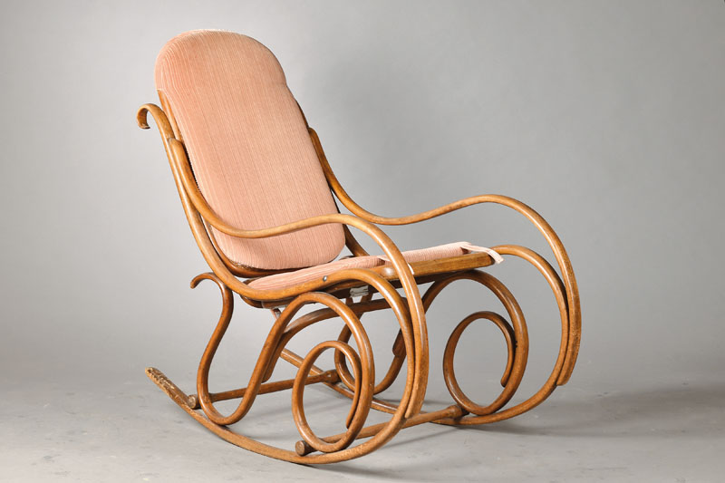 Schaukelstuhl, Thonet Nr. 7114, Bugholz mit Rattangeflecht, zugehörige Sitz- u. Rückenpolsterauflage, vielfach ineinander verschlungenes Design, ...