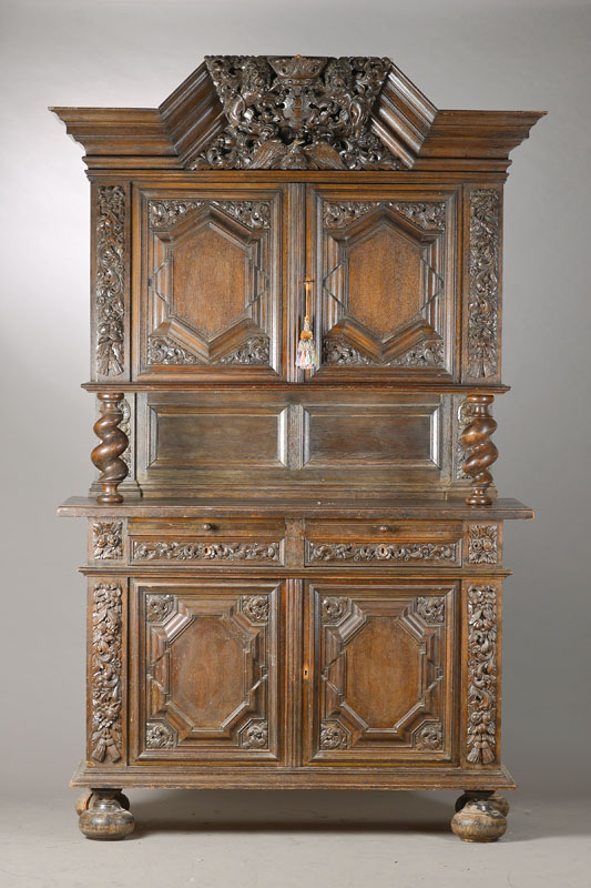 Aufsatzbuffet, 1880/90, Eiche massiv, nach Vorbild des Danziger Barocks um 1700, ortstypischer reich profilierter Giebel mit zentralem Schnitzwerk ...