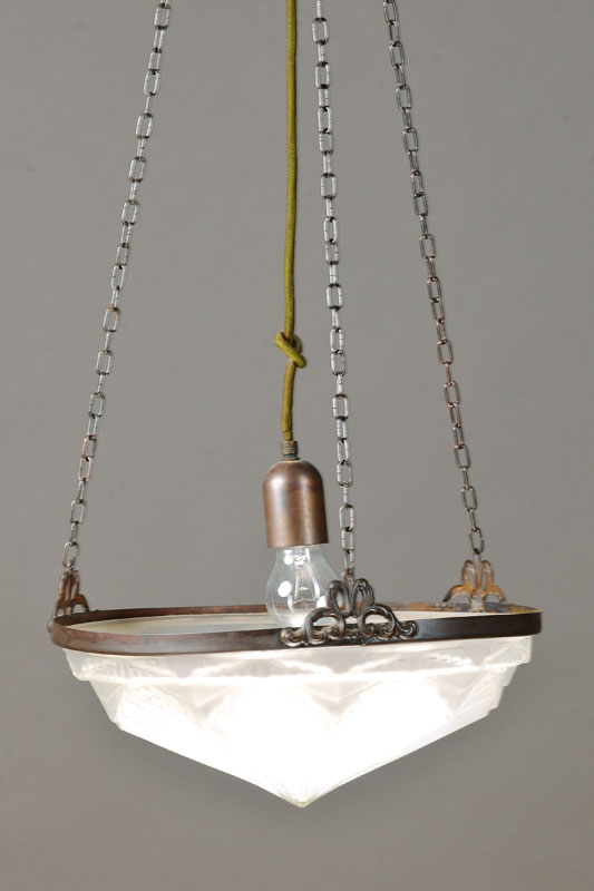 Französische Deckenlampe, 20er/30er Jahre, farbloses Formglas mattiert, geometrisierende Formen, Metallfassung patiniert, 1 Brennstelle, ...