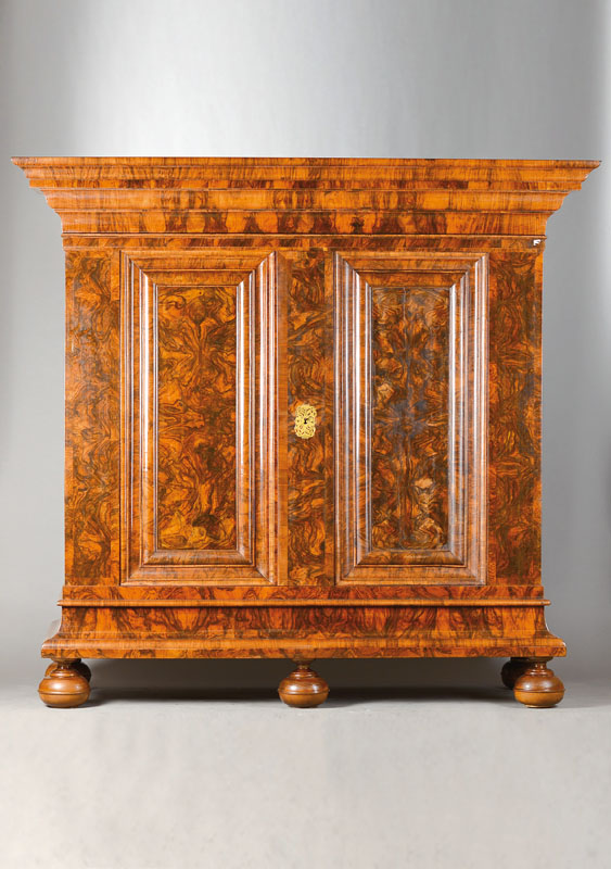 Frankfurter Schrank, sog. Wellenschrank, Hessen, um 1750/60, wildes Nussbaum-Maserholz auf Weichholz- bzw. Eichekorpus, z.T. Nussbaum massiv, weit ...
