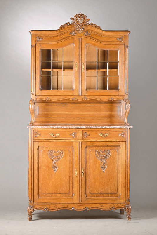 Aufsatzvitrine, Frankreich, um 1900, Eiche massiv, zierlicher Schnitzerdekor, Aufsatz 2- türig mit facettierten Gläsern, mittige Freifläche mit ...