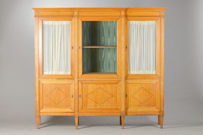 Büchervitrine, süddeutsch, Österreich, um 1906/08, Kirschbaum massiv, geschwärzte Einlagen, 3-gliedrig, Mittelteil risalitartig hervorspringend, ...