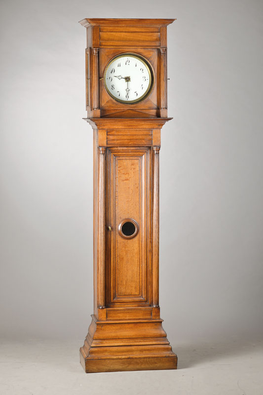 Standuhr, um 1800, norddeutscher Raum, Eiche dreiteilig, reich profiliert, kannelierte Vollsäulen, Glaszifferblatt, Eisenplatinenwerk, mass. ...