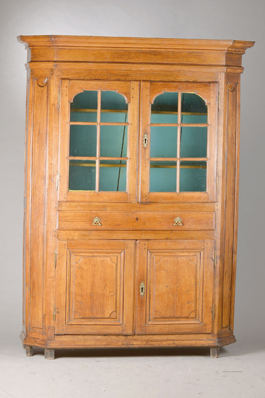 Vitrine, Bergisch bzw. westdeutsch, um 1800,Eiche massiv, vielfach profilierter Giebel, Ecken abgeflacht u. kassettiert, Vitrinenteil zweitürig alt ...