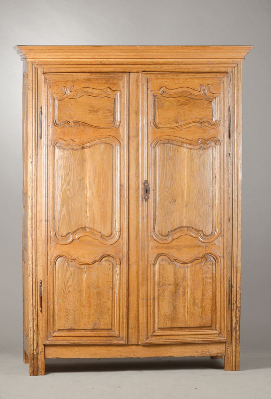 Barockschrank, wohl Nordlothringen, um 1800,Eiche massiv, komplett auf Rahmen gearbeitet, Türen je 3-fach geschwungen kassettiert, Seiten je 5-fach ...