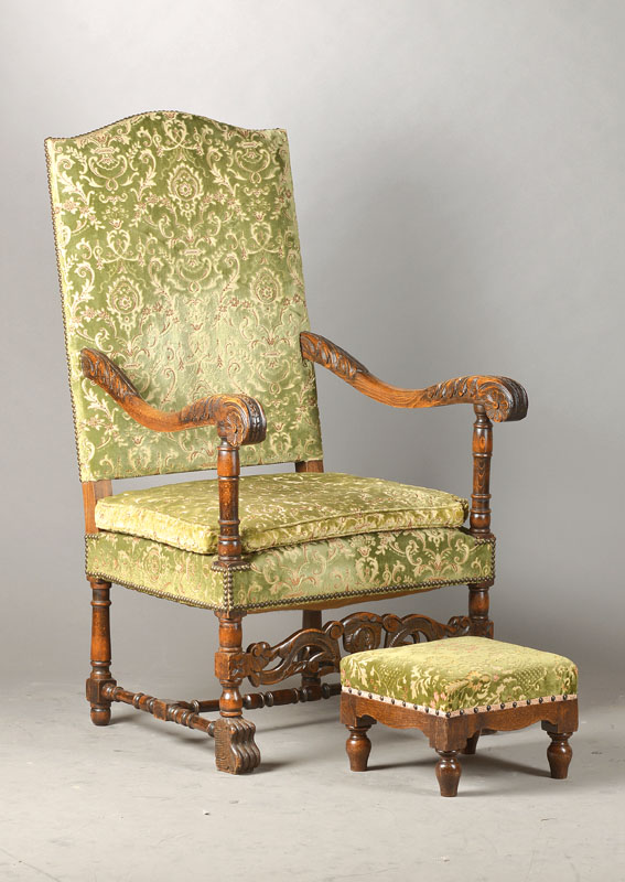 Fauteuil mit Schemel, 2.H.19.Jh., nach franz./holländ. Vorbild des späten 17.Jh., Buche massiv, Armlehnen mit Volutenenden, Frontsteg beschnitzt u. ...