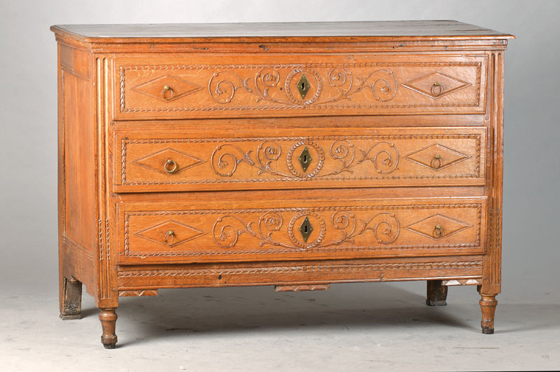 Louis-Seize-Kommode, Frankreich, um 1800/1810, Eiche massiv, 3-schübig, Flachschnitzerei in stiltypischer Ornamentik, konische Vierkantfüße, 2 ...