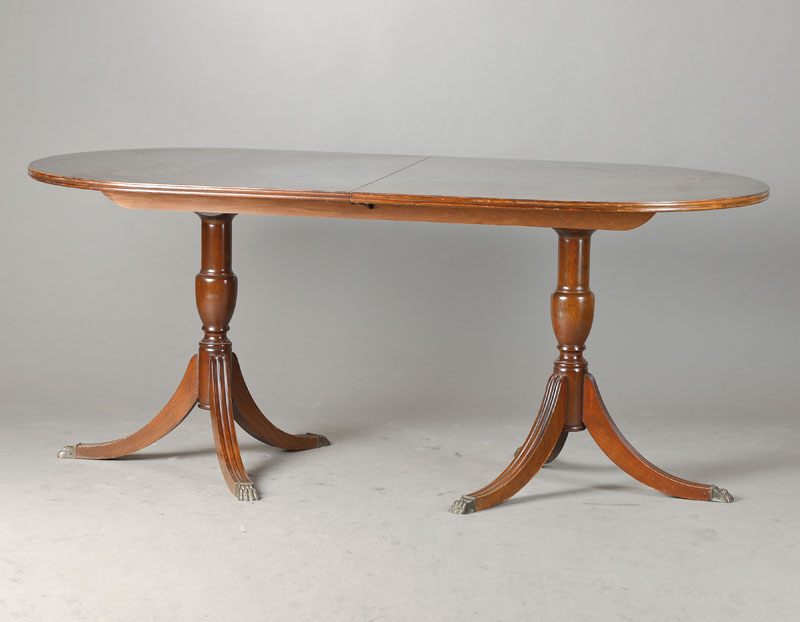 Ausziehtisch, wohl England, 20.Jh., Platte mit Wurzelnussfurnier, 2 Balusterschafte mit je 3 abgespreizten Beinen mit Tatzenfüßen, Platte mit ...