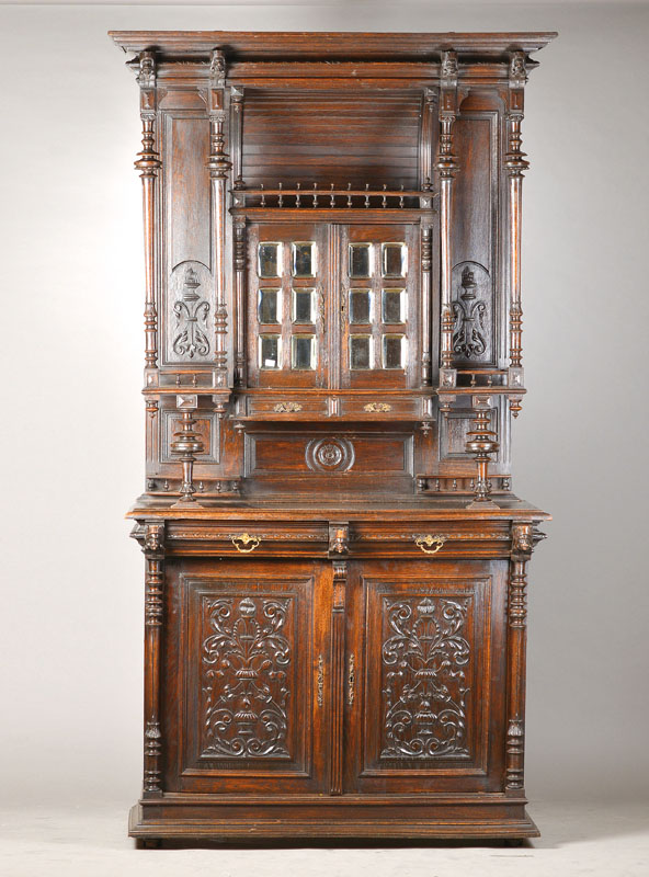 Aufsatzschrank, um 1880/90, Eiche massiv, Aufsatz baldachinartig mit 4 gedrechselten Vollsäulen, 2-türig u. 2-schübiges Schränkchenmit 12 ...
