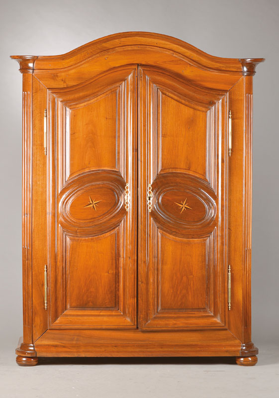 Louis-Seize Schrank um 1760-70, deutsch, Zweibrücken, Nussbaum massiv, Füllungen doppelt getreppt, Kanten abgeflacht,Fußleiste dreifach getreppt, ...