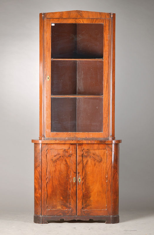 Eckschrank, nordeutsch um 1840-50, Weichholz, Pyramidenmahagoni verspiegelt verlegt, Oberteil verglast, Unterteil mit Brezelfüllung, Alters- und ...