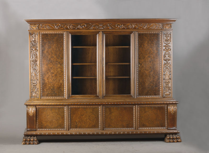 Große Büchervitrine, deutsch, um 1930, Nussbaum- bzw. Wurzelnussfurnier, 8-türig davon 2 verglast, Innenleben furniert, viele frei setzbare ...