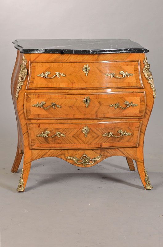 Kommode, um 1910, Rosenholzfurnier z.T. auf Kreuzfuge verlegt, 3-schübig, in Form einer Louis-XV-Kommode, allseitig geschweift u. bombiert, passige ...