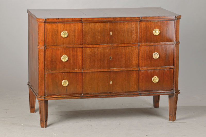 Louis-Seize-Kommode, norddeutsch, 1790-1815 , Mahagoni furniert, feuervergoldete Beschläge, 3-schübig, Ecken abgeflacht u. hervorspringend, ...
