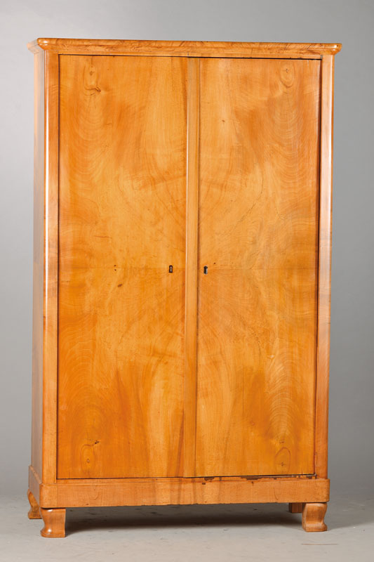 Zweitüriger Biedermeierschrank, süddeutsch bzw. Österreich, um 1830, Nussbaum furniert,2-türig, Schlüsselbuchsen ebonisiert, 4 Einlegebretter ...