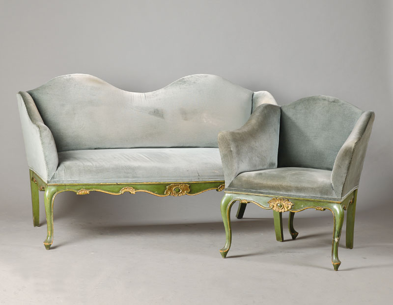 Sitzgruppe, Italien, 1920er Jahre, Louis-Quinze-Stil, bestehend aus: Sofa u. 2 Sessel, Holz mintgrün u. goldfarben gefaßt, allseitig geschweifte ...