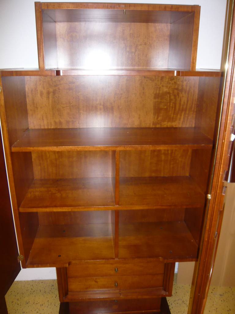 Detail a: Vielzweckschrank, Art Deco-Stil, um 1960, wohl Italien, nach französischem Vorbild von 1930, Korpus Weich- u. Hartholz, Nussbaum, verspiegelt ...