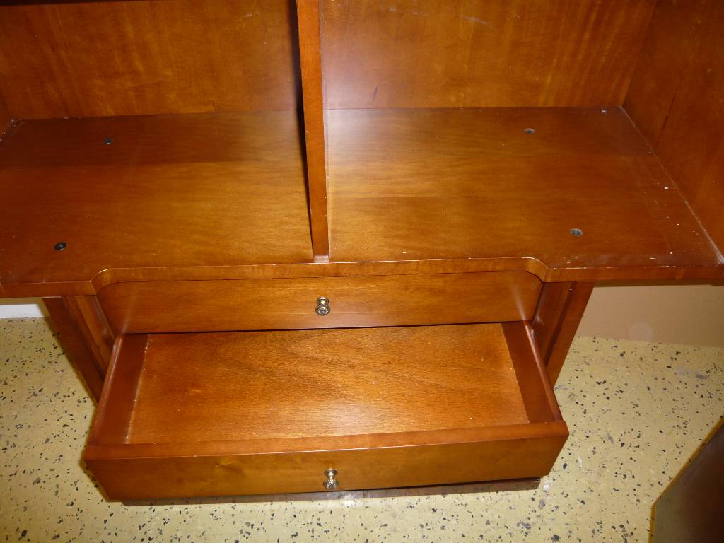 Detail b: Vielzweckschrank, Art Deco-Stil, um 1960, wohl Italien, nach französischem Vorbild von 1930, Korpus Weich- u. Hartholz, Nussbaum, verspiegelt ...