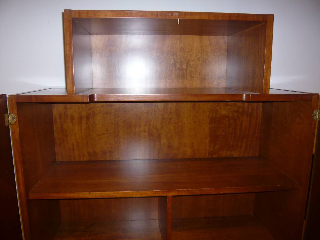 Detail c: Vielzweckschrank, Art Deco-Stil, um 1960, wohl Italien, nach französischem Vorbild von 1930, Korpus Weich- u. Hartholz, Nussbaum, verspiegelt ...