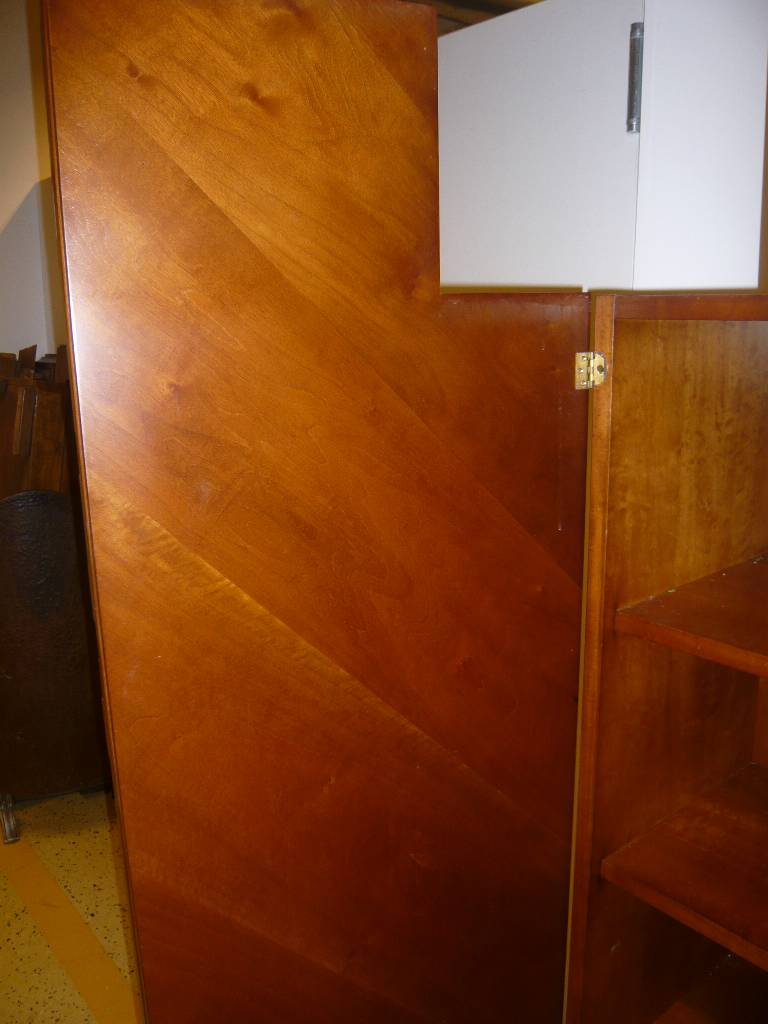 Detail d: Vielzweckschrank, Art Deco-Stil, um 1960, wohl Italien, nach französischem Vorbild von 1930, Korpus Weich- u. Hartholz, Nussbaum, verspiegelt ...
