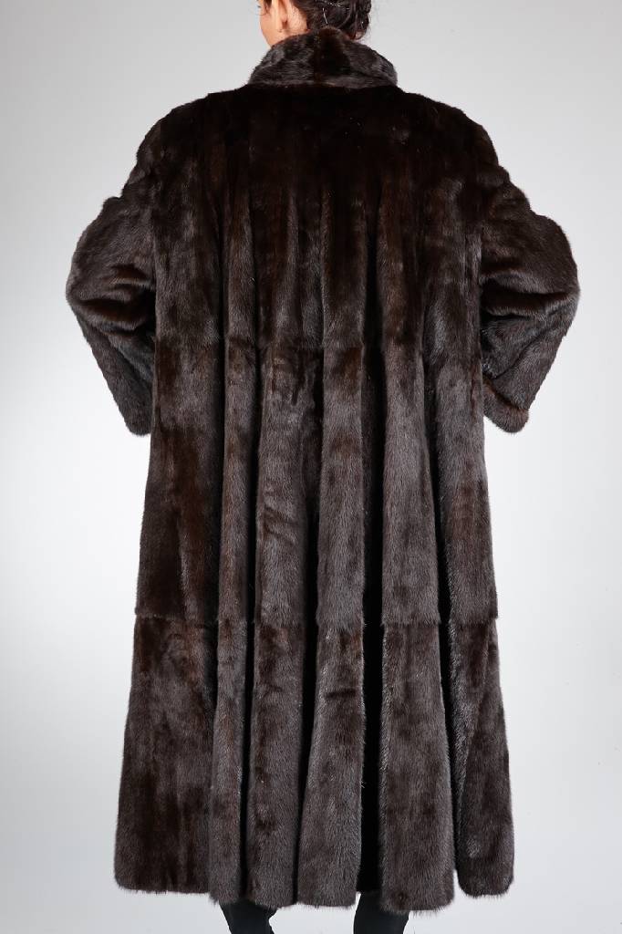 Detail a: Dunkelbrauner Nerzmantel, Gr. ca. 36/38, 2 Einschubtaschen, ausgestellte Form, ausgelassene female Felle, schwarzes Innen- futter, Zierknopf, ...