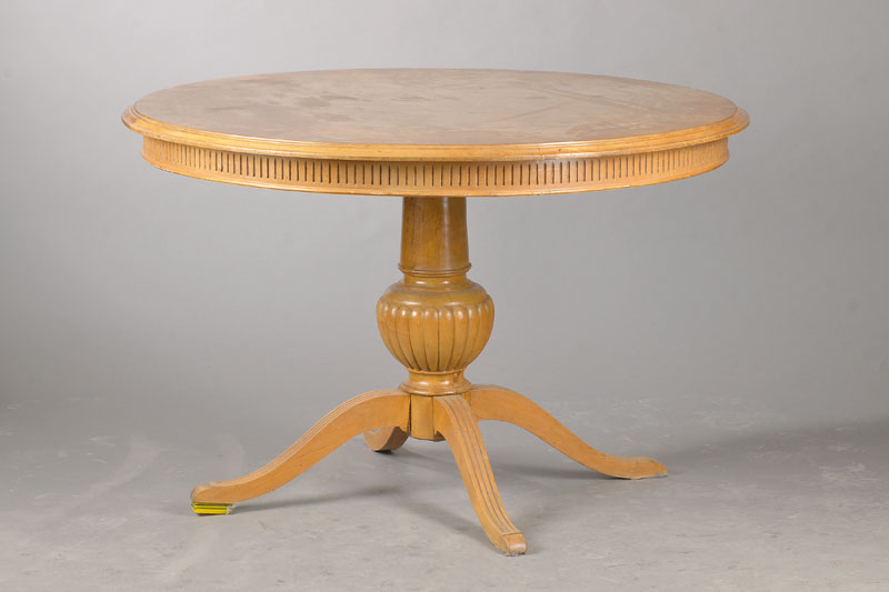 Salontischchen, um 1870, gerippte Balustersäule mit 4 geschweiften Kannelierten Auslegern, Platte mit Oberflächenschäden, H. ca. 76 cm, D. ca. 114 ...