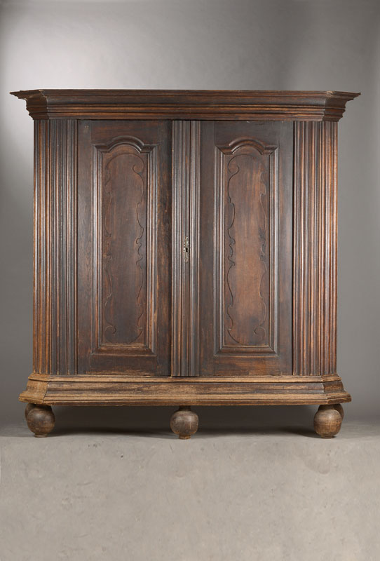 Dielenschrank, wohl Marburg, um 1730/40, Eiche mass., kompl.a.Rahmen gearb., Frontlisenen 3-fach gerieft m.4-facher Absetzung, Ecken abgeflacht ...