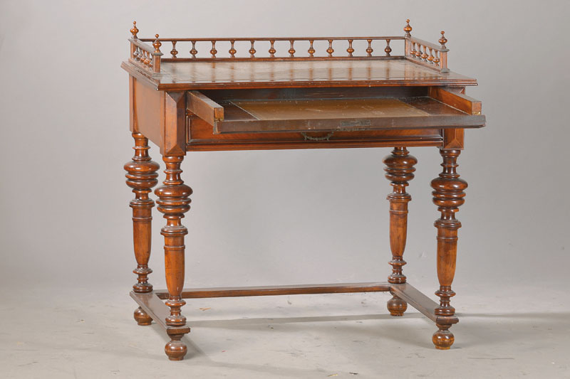 Damenschreibtisch, um 1880/90, Nussbaum massiv z.T. auf Kreuzfuge furniert, Balustergalerie, goldgeprägte Lederschreibfläche, 2-schübig, 1. Schub ...