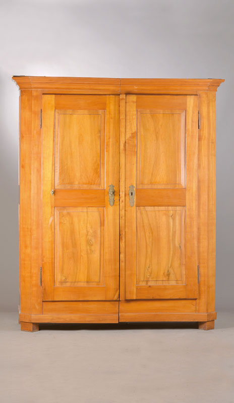 Spaltschrank, südwestdeutsch, Baden, um 1830/40, Kirschbaumrahmen mit Nussbaumtürfüllungen in massiver Ausführung, z.T. auf Rahmen gearbeitet, ...