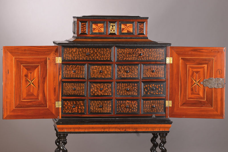Detail a: Kabinettschrank, Teile des 17.Jh. um 1880 umgebaut, Noten-und Musikalienschrank Schrank 2-türig (mit Schnappschloss) mit 14- schübigem Kabinett, ...