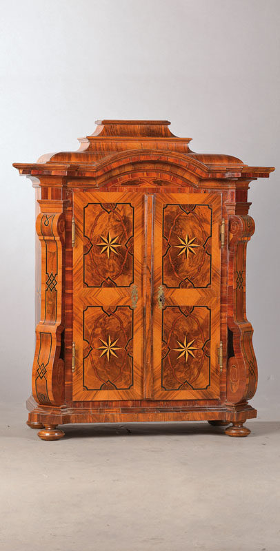 Kabinettschränkchen, wohl Mainz, um 1750/60,Nussbaumfurnier auf Kreuzfuge verlegt, Wurzelnussfelder, Pflaumen- u. Ahornbänder sowie ...