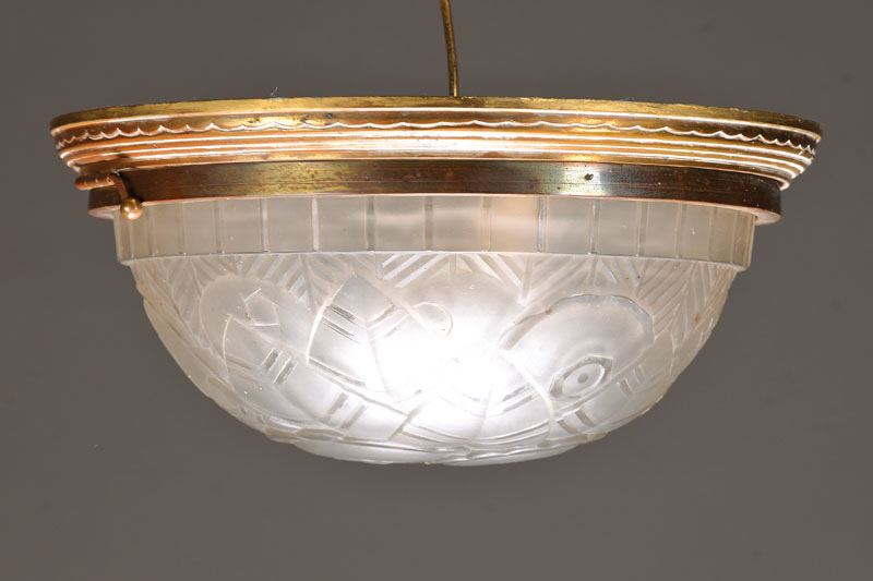 Deckenlampe, Frankreich, um 1930, signiert CHB, Pressglaschirm, abstrakt floraler Dekor, Fassung Messing, vierfach getreppt, eine Brennstelle, H. ca. ...