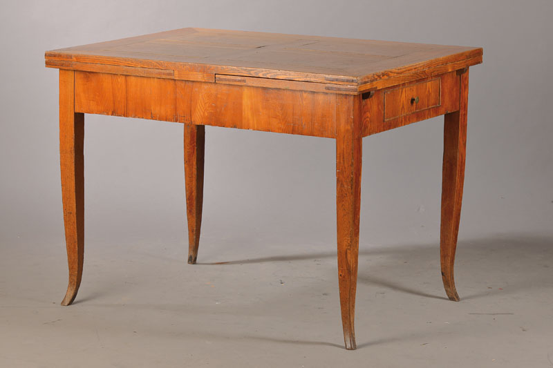 Ausziehtisch, Oberbayern / Franken, um 1830/40, Esche massiv, konische Vierkantbeine mit ortstypisch abgeschrägten Füßchen, 2 Ausziehplatten ...