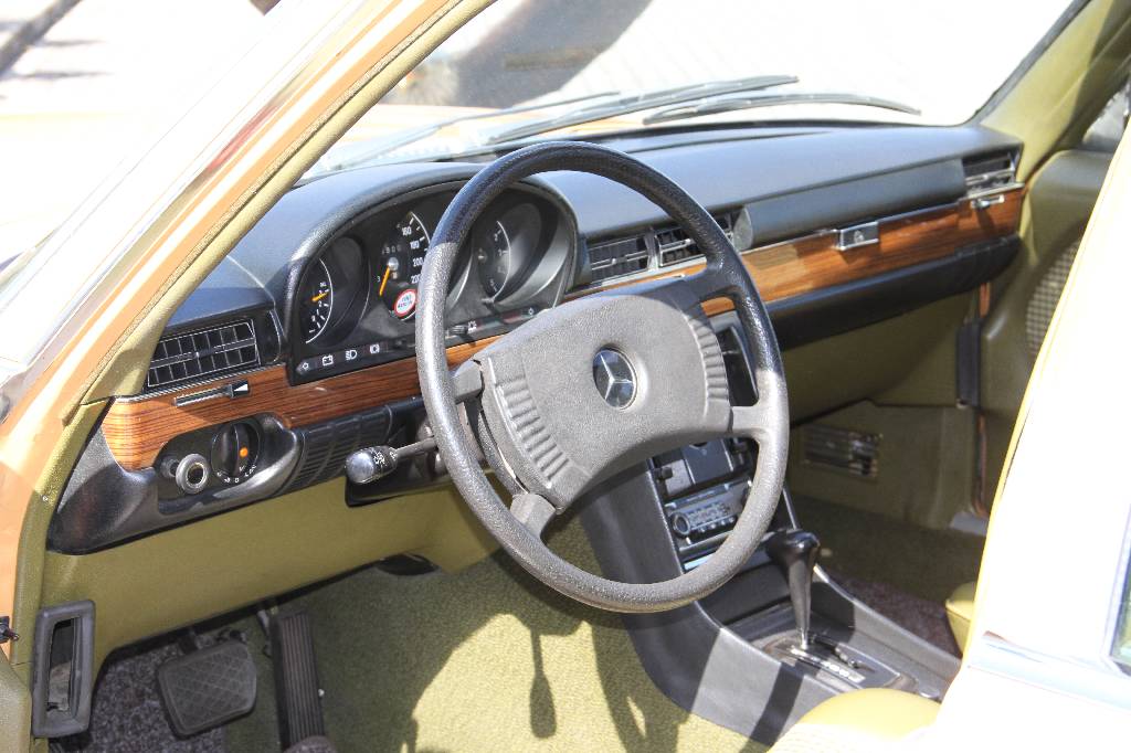 Detail e: Daimler-Benz 280 SE W 116, EZ 09.1975, Laufleistung ca. 189.900 km, TÜV 07.2017, H-Zulassung, letzter Service am 16.07.2015 bei 189.754 km, 136 kW/ ...