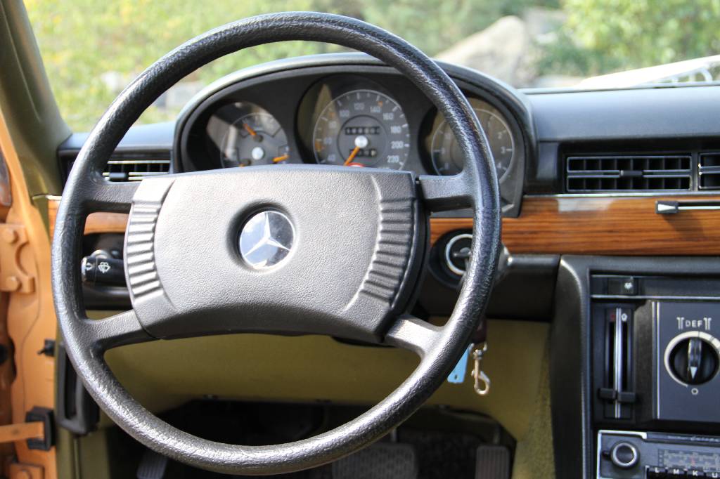 Detail g: Daimler-Benz 280 SE W 116, EZ 09.1975, Laufleistung ca. 189.900 km, TÜV 07.2017, H-Zulassung, letzter Service am 16.07.2015 bei 189.754 km, 136 kW/ ...