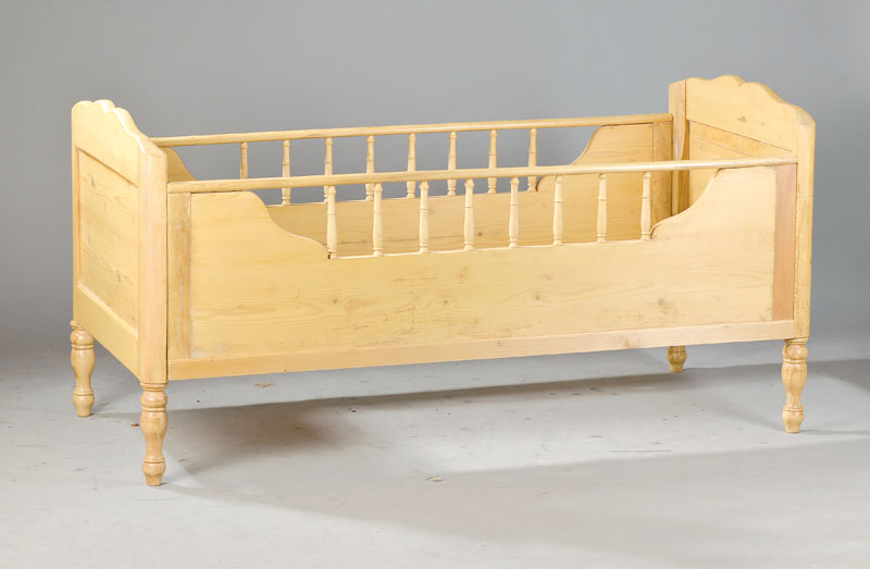 Kinderbett, deutsch, um 1900, Weichholz, aufRahmen gearbeitet, Beine balustiert, wohl ehemals polychrom gefaßt, Balustergitter an anSeitenteilen, ...