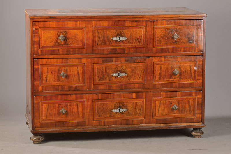 Kommode, süddeutsch, um 1800/10, Korpus Weichholz, Furnierfelder in Wurzelnuss u. Kirschbaum, Pflaumenbänder und Ahornfilets, 3-schübig, ...