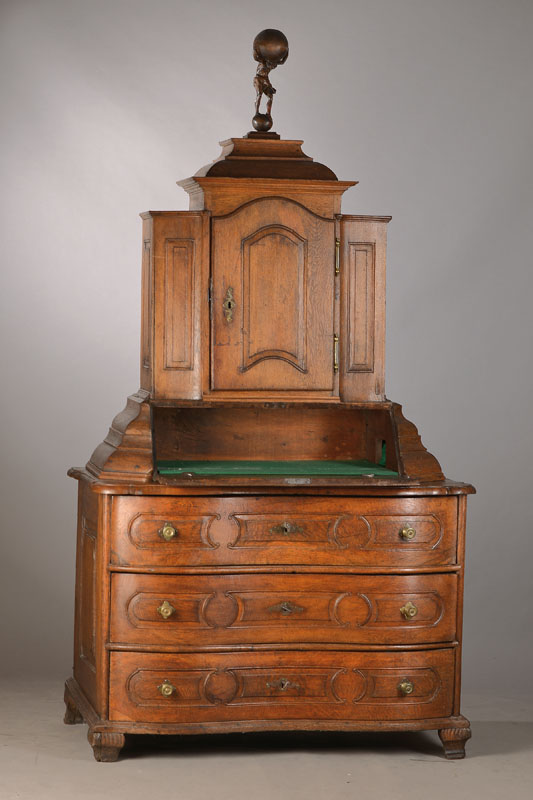 Tabernakelsekretär, wohl Gegend Trier, um 1740/50, Eiche massiv, Aufteilung á trois corps, allseitig geschweift, Front mit abgeschrägten Ecken, ...