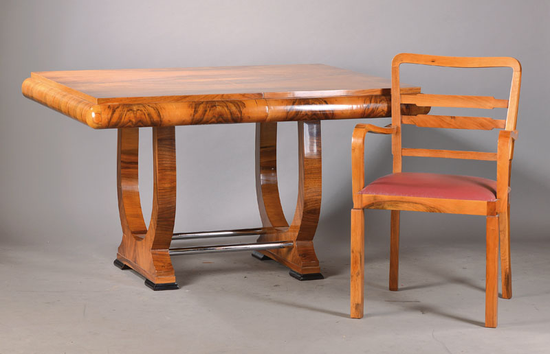 Art-Deco-Sitzgruppe, deutsch, 20er/30er Jahre, Nussbaum massiv u. furniert, bestehend aus 4 Stühlen, 2 Sessel u. einem Ausziehtisch, Tisch mit ...