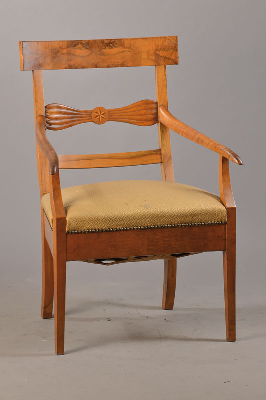 Armlehnsessel, südwestdeutsch, um 1840, Nussbaum massiv / furniert, Rückenlehne schaufelförmig, l. geschwungene Armlehnen, Mittelsteg mit ...